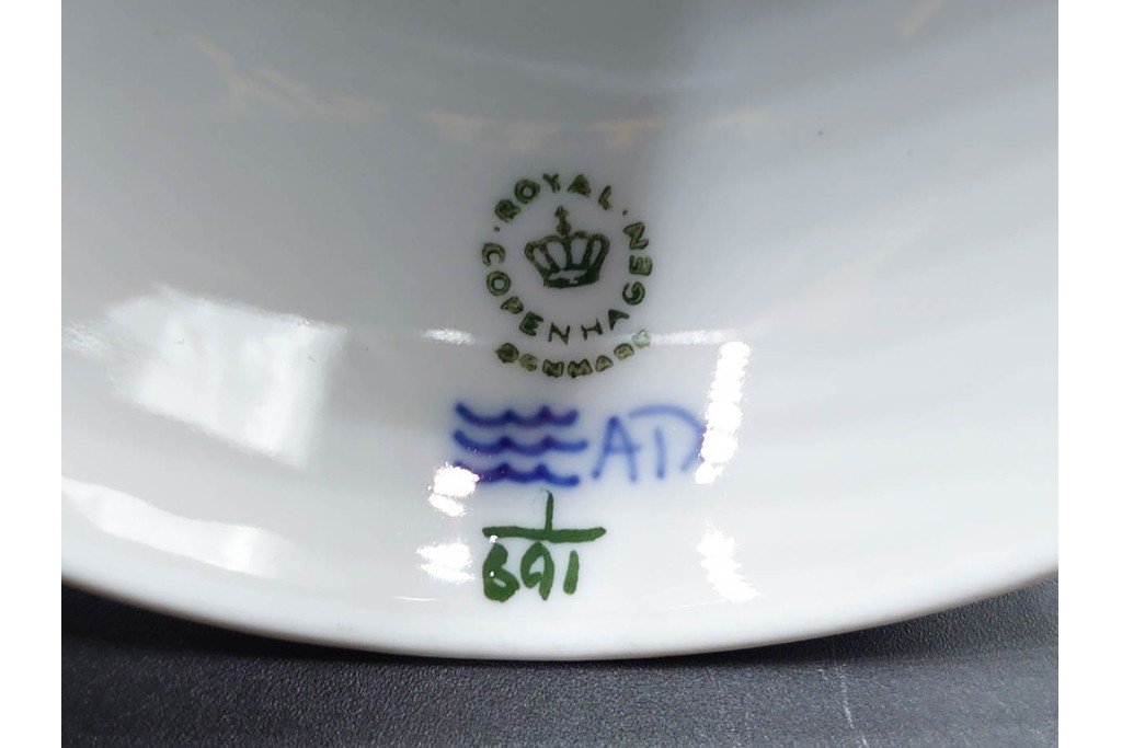 デンマーク製　ROYAL COPENHAGEN(ロイヤルコペンハーゲン)　ブルーフルーテッド ハーフレース　端正な佇まいが美しいシュガーボウル　定価約4万2千円　(R-085550)