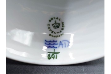 デンマーク製　ROYAL COPENHAGEN(ロイヤルコペンハーゲン)　ブルーフルーテッド ハーフレース　端正な佇まいが美しいシュガーボウル　定価約4万2千円　(R-085550)