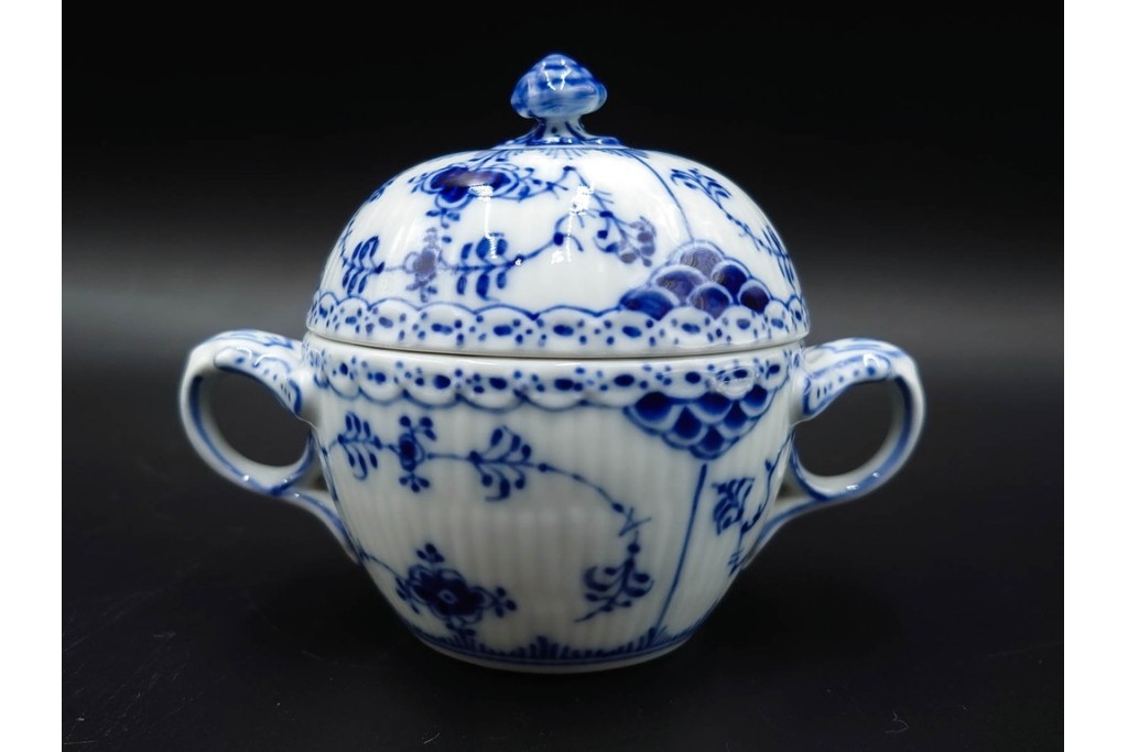 デンマーク製　ROYAL COPENHAGEN(ロイヤルコペンハーゲン)　ブルーフルーテッド ハーフレース　端正な佇まいが美しいシュガーボウル　定価約4万2千円　(R-085550)