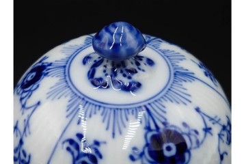 デンマーク製　ROYAL COPENHAGEN(ロイヤルコペンハーゲン)　ブルーフルーテッド ハーフレース　端正な佇まいが美しいシュガーボウル　定価約4万2千円　(R-085550)