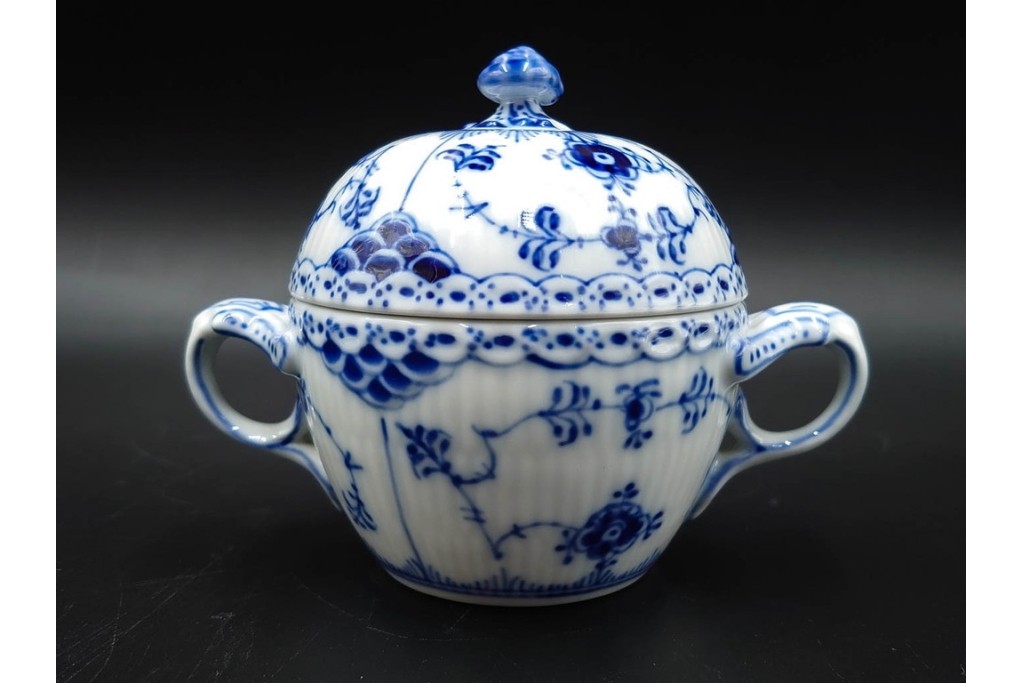 デンマーク製　ROYAL COPENHAGEN(ロイヤルコペンハーゲン)　ブルーフルーテッド ハーフレース　端正な佇まいが美しいシュガーボウル　定価約4万2千円　(R-085550)