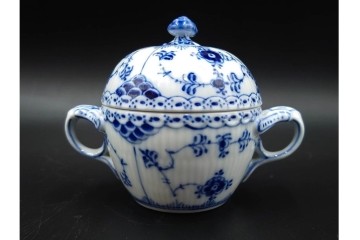 デンマーク製　ROYAL COPENHAGEN(ロイヤルコペンハーゲン)　ブルーフルーテッド ハーフレース　端正な佇まいが美しいシュガーボウル　定価約4万2千円　(R-085550)