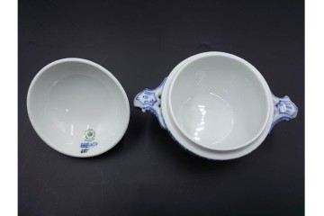 デンマーク製　ROYAL COPENHAGEN(ロイヤルコペンハーゲン)　ブルーフルーテッド ハーフレース　端正な佇まいが美しいシュガーボウル　定価約4万2千円　(R-085550)