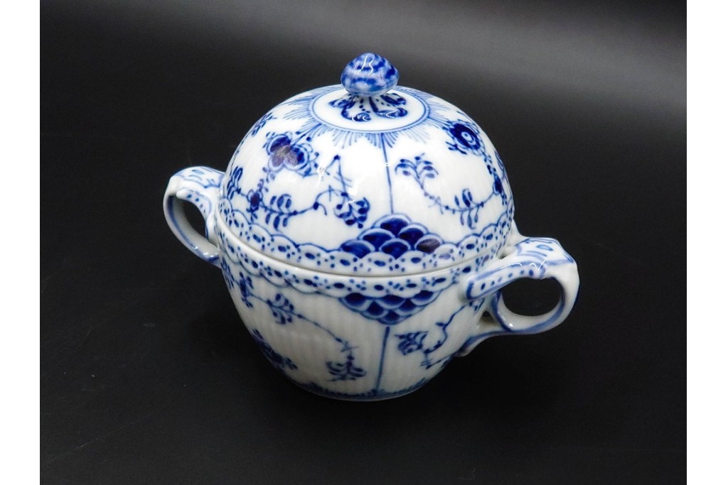 デンマーク製　ROYAL COPENHAGEN(ロイヤルコペンハーゲン)　ブルーフルーテッド ハーフレース　端正な佇まいが美しいシュガーボウル　定価約4万2千円　(R-085550)