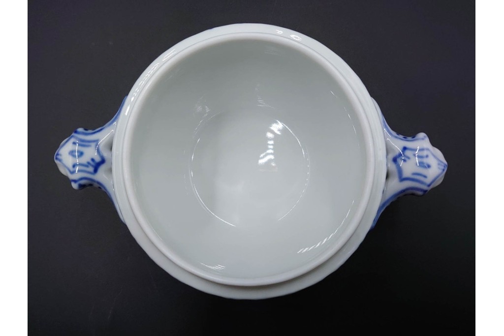 デンマーク製　ROYAL COPENHAGEN(ロイヤルコペンハーゲン)　ブルーフルーテッド ハーフレース　端正な佇まいが美しいシュガーボウル　定価約4万2千円　(R-085550)