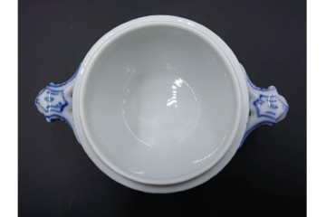 デンマーク製　ROYAL COPENHAGEN(ロイヤルコペンハーゲン)　ブルーフルーテッド ハーフレース　端正な佇まいが美しいシュガーボウル　定価約4万2千円　(R-085550)