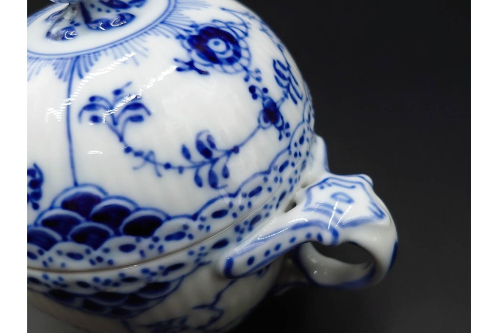 デンマーク製　ROYAL COPENHAGEN(ロイヤルコペンハーゲン)　ブルーフルーテッド ハーフレース　端正な佇まいが美しいシュガーボウル　定価約4万2千円　(R-085550)