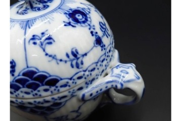 デンマーク製　ROYAL COPENHAGEN(ロイヤルコペンハーゲン)　ブルーフルーテッド ハーフレース　端正な佇まいが美しいシュガーボウル　定価約4万2千円　(R-085550)