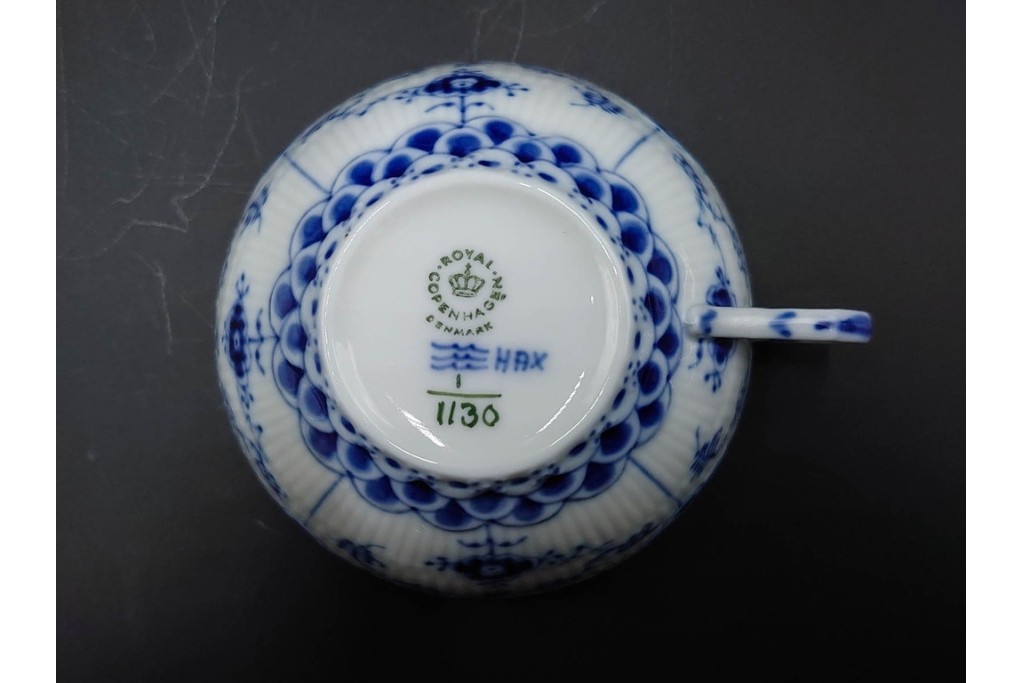 デンマーク製　ROYAL COPENHAGEN(ロイヤルコペンハーゲン)　ブルーフルーテッド フルレース　優雅な意匠に惹かれるティーカップ&ソーサー3客セット　スクラッチありB級品　(R-085551)　