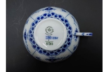 デンマーク製　ROYAL COPENHAGEN(ロイヤルコペンハーゲン)　ブルーフルーテッド フルレース　優雅な意匠に惹かれるティーカップ&ソーサー3客セット　スクラッチありB級品　(R-085551)　