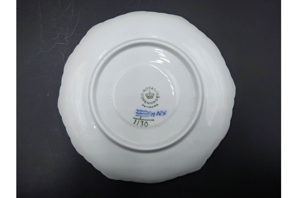 デンマーク製　ROYAL COPENHAGEN(ロイヤルコペンハーゲン)　ブルーフルーテッド フルレース　優雅な意匠に惹かれるティーカップ&ソーサー3客セット　スクラッチありB級品　(R-085551)　