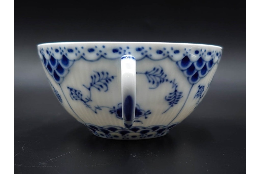 デンマーク製　ROYAL COPENHAGEN(ロイヤルコペンハーゲン)　ブルーフルーテッド フルレース　優雅な意匠に惹かれるティーカップ&ソーサー3客セット　スクラッチありB級品　(R-085551)　