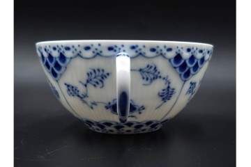 デンマーク製　ROYAL COPENHAGEN(ロイヤルコペンハーゲン)　ブルーフルーテッド フルレース　優雅な意匠に惹かれるティーカップ&ソーサー3客セット　スクラッチありB級品　(R-085551)　