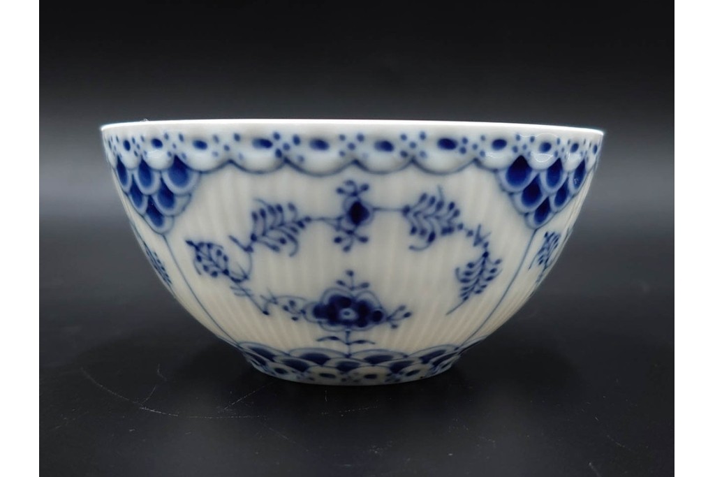 デンマーク製　ROYAL COPENHAGEN(ロイヤルコペンハーゲン)　ブルーフルーテッド フルレース　優雅な意匠に惹かれるティーカップ&ソーサー3客セット　スクラッチありB級品　(R-085551)　