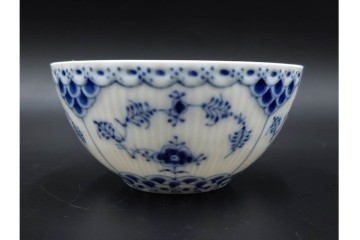 デンマーク製　ROYAL COPENHAGEN(ロイヤルコペンハーゲン)　ブルーフルーテッド フルレース　優雅な意匠に惹かれるティーカップ&ソーサー3客セット　スクラッチありB級品　(R-085551)　