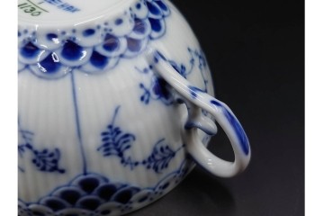 デンマーク製　ROYAL COPENHAGEN(ロイヤルコペンハーゲン)　ブルーフルーテッド フルレース　優雅な意匠に惹かれるティーカップ&ソーサー3客セット　スクラッチありB級品　(R-085551)　