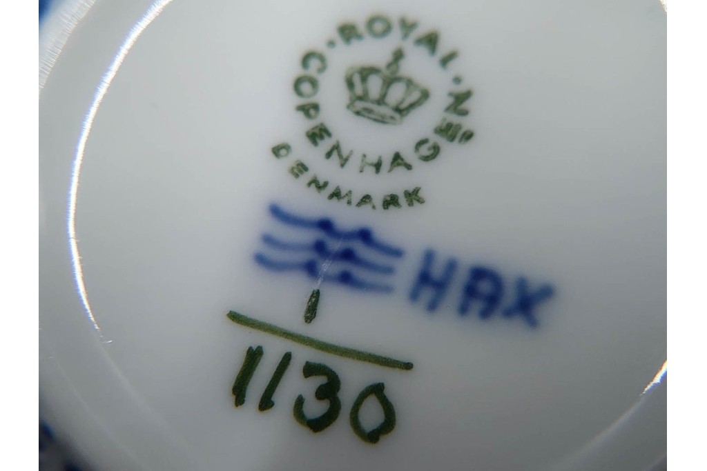 デンマーク製　ROYAL COPENHAGEN(ロイヤルコペンハーゲン)　ブルーフルーテッド フルレース　優雅な意匠に惹かれるティーカップ&ソーサー3客セット　スクラッチありB級品　(R-085551)　