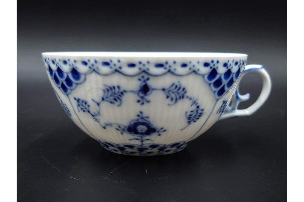 デンマーク製　ROYAL COPENHAGEN(ロイヤルコペンハーゲン)　ブルーフルーテッド フルレース　優雅な意匠に惹かれるティーカップ&ソーサー3客セット　スクラッチありB級品　(R-085551)　