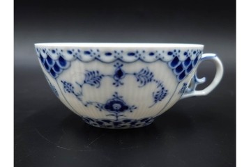 デンマーク製　ROYAL COPENHAGEN(ロイヤルコペンハーゲン)　ブルーフルーテッド フルレース　優雅な意匠に惹かれるティーカップ&ソーサー3客セット　スクラッチありB級品　(R-085551)　