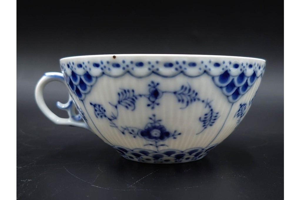 デンマーク製　ROYAL COPENHAGEN(ロイヤルコペンハーゲン)　ブルーフルーテッド フルレース　優雅な意匠に惹かれるティーカップ&ソーサー3客セット　スクラッチありB級品　(R-085551)　