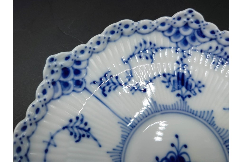 デンマーク製　ROYAL COPENHAGEN(ロイヤルコペンハーゲン)　ブルーフルーテッド フルレース　優雅な意匠に惹かれるティーカップ&ソーサー3客セット　スクラッチありB級品　(R-085551)　