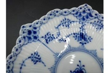 デンマーク製　ROYAL COPENHAGEN(ロイヤルコペンハーゲン)　ブルーフルーテッド フルレース　優雅な意匠に惹かれるティーカップ&ソーサー3客セット　スクラッチありB級品　(R-085551)　