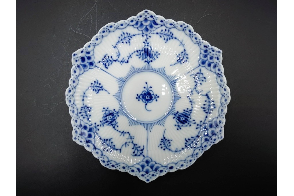 デンマーク製　ROYAL COPENHAGEN(ロイヤルコペンハーゲン)　ブルーフルーテッド フルレース　優雅な意匠に惹かれるティーカップ&ソーサー3客セット　スクラッチありB級品　(R-085551)　