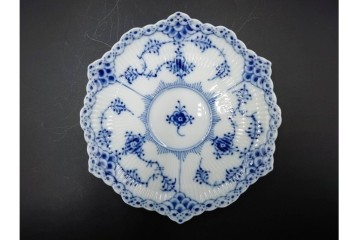 デンマーク製　ROYAL COPENHAGEN(ロイヤルコペンハーゲン)　ブルーフルーテッド フルレース　優雅な意匠に惹かれるティーカップ&ソーサー3客セット　スクラッチありB級品　(R-085551)　