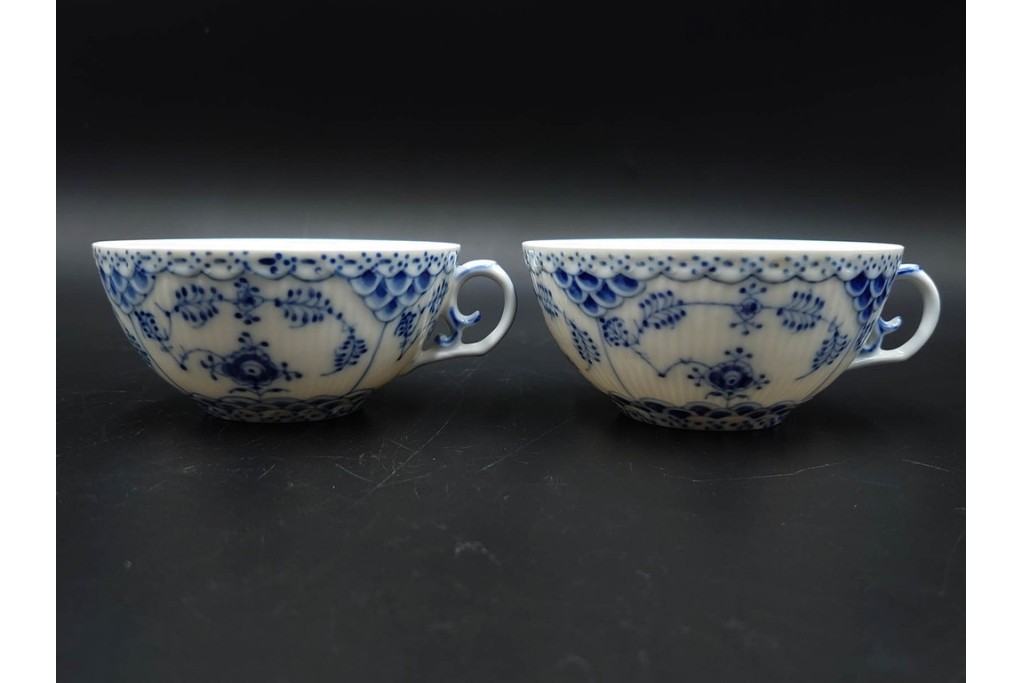 デンマーク製　ROYAL COPENHAGEN(ロイヤルコペンハーゲン)　ブルーフルーテッド フルレース　優雅な意匠に惹かれるティーカップ&ソーサー3客セット　スクラッチありB級品　(R-085551)　