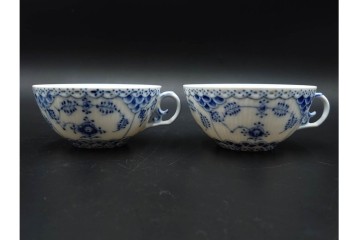 デンマーク製　ROYAL COPENHAGEN(ロイヤルコペンハーゲン)　ブルーフルーテッド フルレース　優雅な意匠に惹かれるティーカップ&ソーサー3客セット　スクラッチありB級品　(R-085551)　