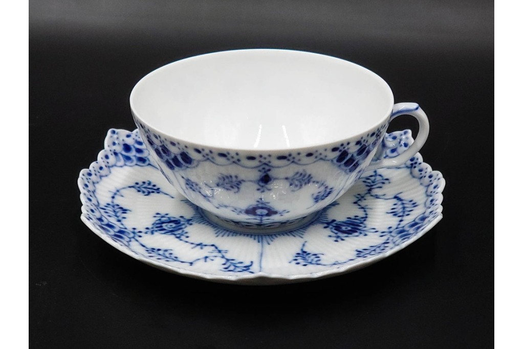 デンマーク製　ROYAL COPENHAGEN(ロイヤルコペンハーゲン)　ブルーフルーテッド フルレース　優雅な意匠に惹かれるティーカップ&ソーサー3客セット　スクラッチありB級品　(R-085551)　
