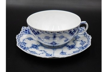 デンマーク製　ROYAL COPENHAGEN(ロイヤルコペンハーゲン)　ブルーフルーテッド フルレース　優雅な意匠に惹かれるティーカップ&ソーサー3客セット　スクラッチありB級品　(R-085551)　