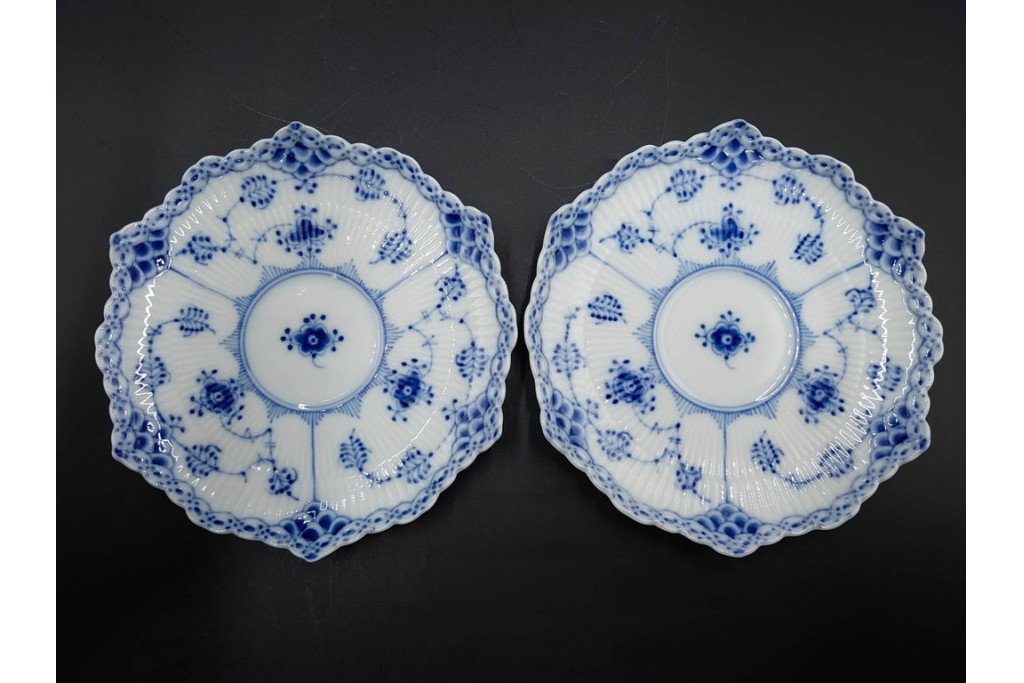 デンマーク製　ROYAL COPENHAGEN(ロイヤルコペンハーゲン)　ブルーフルーテッド フルレース　優雅な意匠に惹かれるティーカップ&ソーサー3客セット　スクラッチありB級品　(R-085551)　