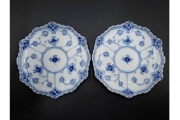 デンマーク製　ROYAL COPENHAGEN(ロイヤルコペンハーゲン)　ブルーフルーテッド フルレース　優雅な意匠に惹かれるティーカップ&ソーサー3客セット　スクラッチありB級品　(R-085551)　