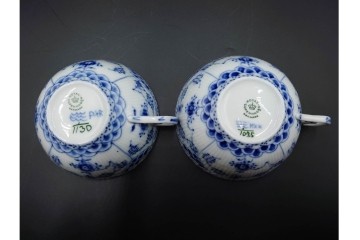 デンマーク製　ROYAL COPENHAGEN(ロイヤルコペンハーゲン)　ブルーフルーテッド フルレース　優雅な意匠に惹かれるティーカップ&ソーサー3客セット　スクラッチありB級品　(R-085551)　