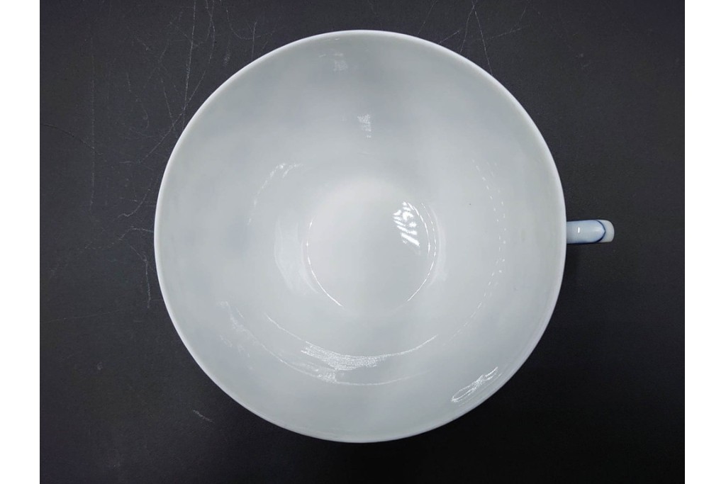 デンマーク製　ROYAL COPENHAGEN(ロイヤルコペンハーゲン)　ブルーフルーテッド フルレース　優雅な意匠に惹かれるティーカップ&ソーサー3客セット　スクラッチありB級品　(R-085551)　