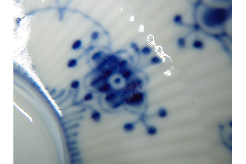 デンマーク製　ROYAL COPENHAGEN(ロイヤルコペンハーゲン)　ブルーフルーテッド フルレース　優雅な意匠に惹かれるティーカップ&ソーサー3客セット　スクラッチありB級品　(R-085551)　