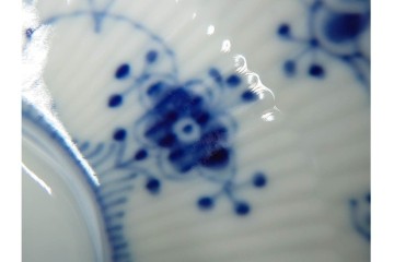 デンマーク製　ROYAL COPENHAGEN(ロイヤルコペンハーゲン)　ブルーフルーテッド フルレース　優雅な意匠に惹かれるティーカップ&ソーサー3客セット　スクラッチありB級品　(R-085551)　