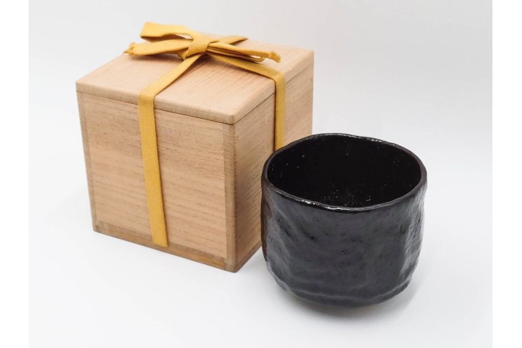 伊曽嶋窯　銘「寿心」　谷古石香造の黒茶碗　堀内宗完(兼中斎)の書付共箱付き　(R-085567)