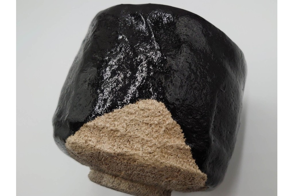 伊曽嶋窯　銘「寿心」　谷古石香造の黒茶碗　堀内宗完(兼中斎)の書付共箱付き　(R-085567)