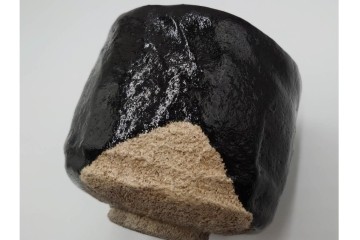 伊曽嶋窯　銘「寿心」　谷古石香造の黒茶碗　堀内宗完(兼中斎)の書付共箱付き　(R-085567)