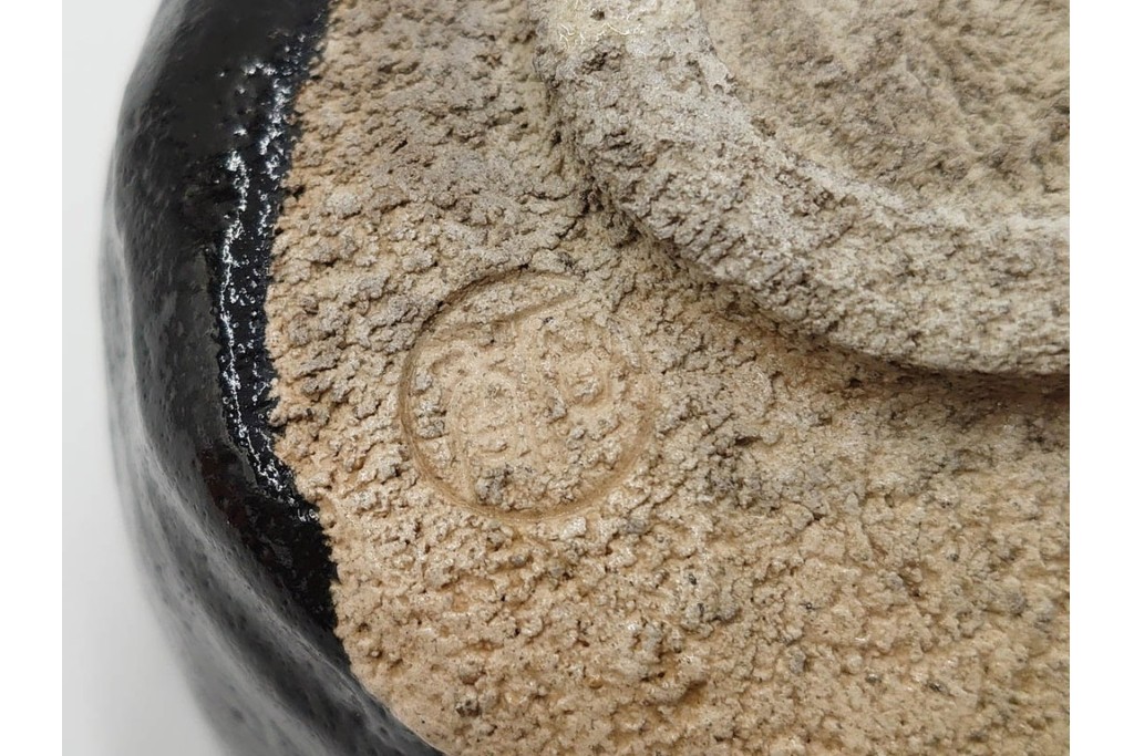 伊曽嶋窯　銘「寿心」　谷古石香造の黒茶碗　堀内宗完(兼中斎)の書付共箱付き　(R-085567)