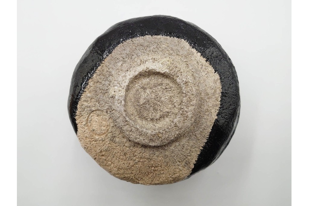 伊曽嶋窯　銘「寿心」　谷古石香造の黒茶碗　堀内宗完(兼中斎)の書付共箱付き　(R-085567)