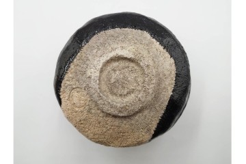 伊曽嶋窯　銘「寿心」　谷古石香造の黒茶碗　堀内宗完(兼中斎)の書付共箱付き　(R-085567)