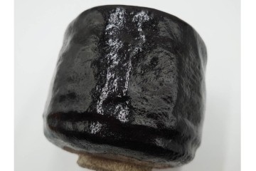 伊曽嶋窯　銘「寿心」　谷古石香造の黒茶碗　堀内宗完(兼中斎)の書付共箱付き　(R-085567)