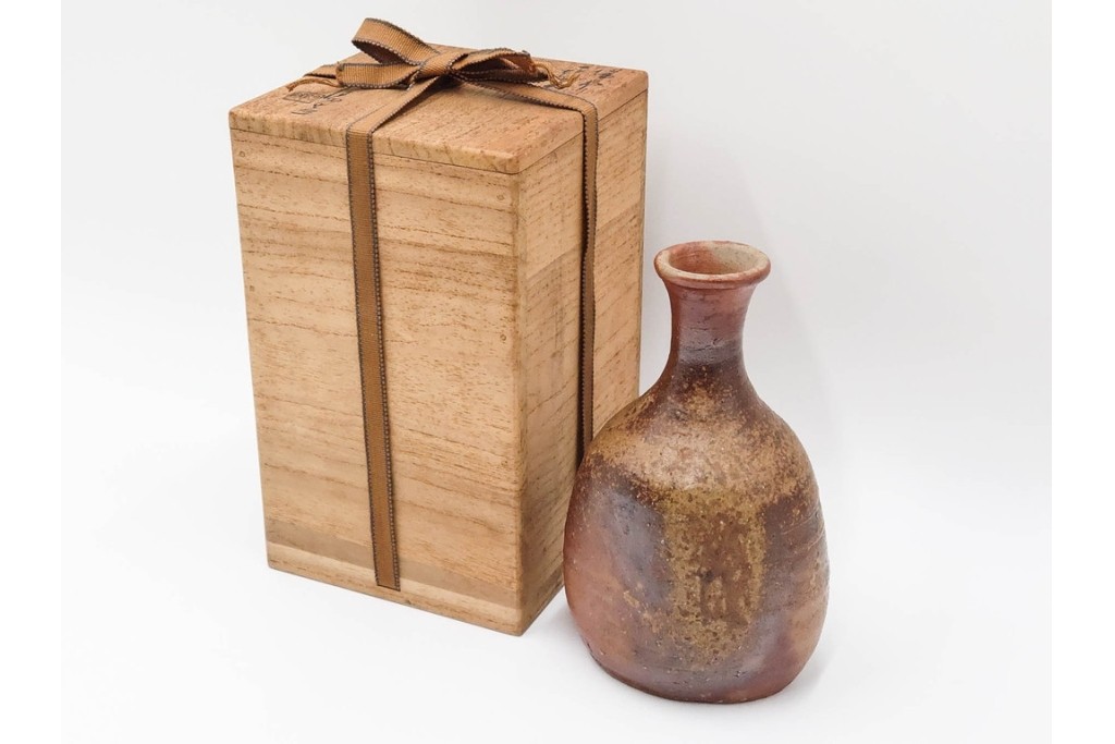 人間国宝　金重陶陽　備前焼　土味豊かな一輪花入　共箱付き　(R-085568)