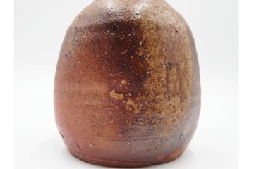 人間国宝　金重陶陽　備前焼　土味豊かな一輪花入　共箱付き　(R-085568)