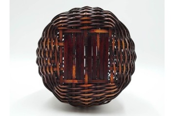 横田峰斎　高さ 約25cm　竹編の端正な佇まいが美しい花籠　竹落し付き　共箱付き　(R-085569)