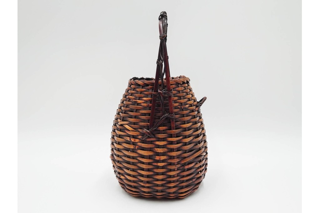 横田峰斎　高さ 約25cm　竹編の端正な佇まいが美しい花籠　竹落し付き　共箱付き　(R-085569)