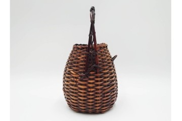 横田峰斎　高さ 約25cm　竹編の端正な佇まいが美しい花籠　竹落し付き　共箱付き　(R-085569)